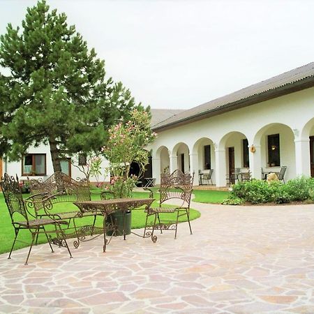 Arkadenhof Zur Puszta Graf Hotel Illmitz Ngoại thất bức ảnh